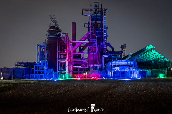 Das Stahlwerk Phönix-West farbig beleuchtet