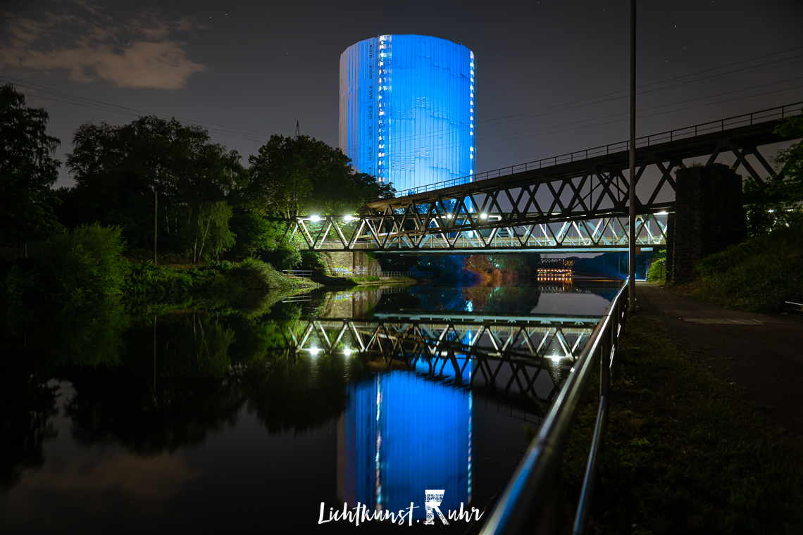 Der eingepackte blau beleuchtete Gasometer in Oberhausen