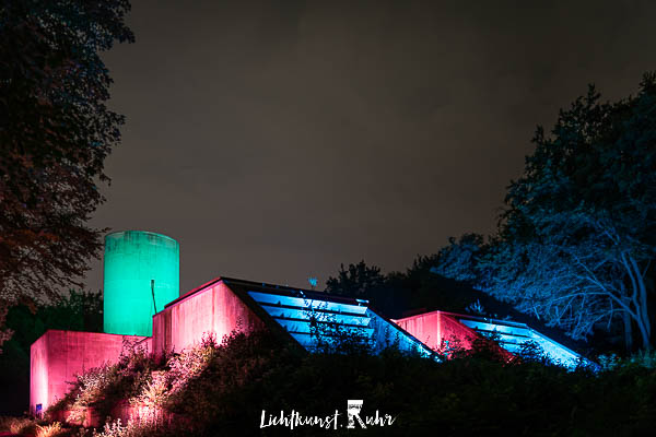 Der alte Wetterschacht in Marl beleuchtet