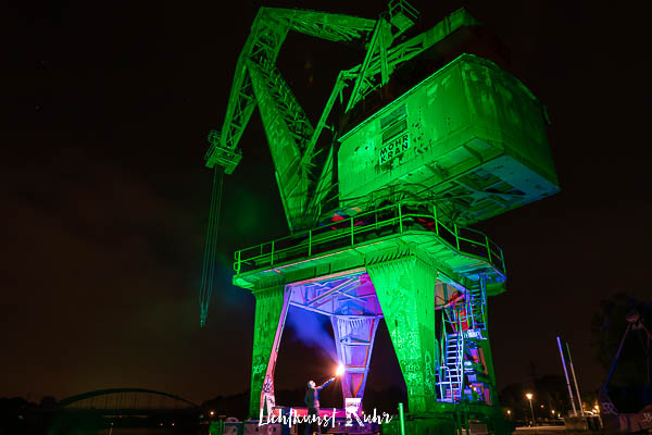 Der beleuchtete Mohr Kran im Preußenhafen