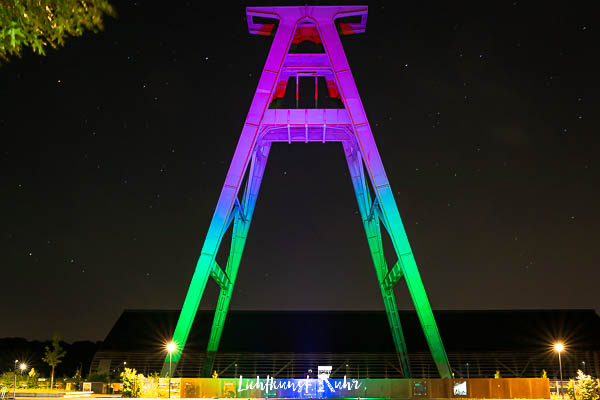 Der Förderturm der Zeche Lohberg beleuchtet