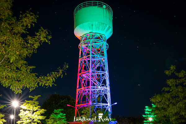 Der Wasserturm der Zeche Lohberg beleuchtet