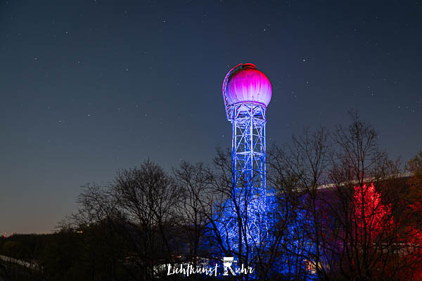 Der Wasserturm der Zeche Pattberg in Moers beleuchtet