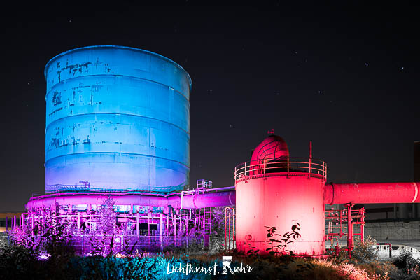 Die alte Bodengasfackel der Kokerei Zollverein beleuchtet