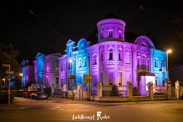 Die Friedrichstraße in Mülheim an der Ruhr beleuchtet