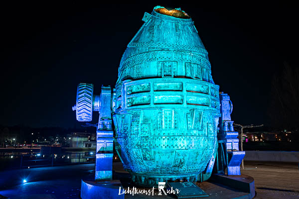 Die Thomasbirne am Phönixsee in Dortmund beleuchtet