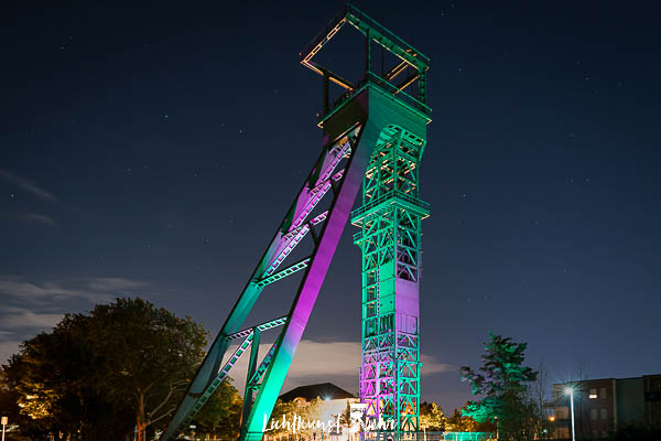 Die Zeche Osterfeld in Oberhausen beleuchtet