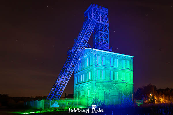 Die Zeche Sterkrade in Oberhausen beleuchtet